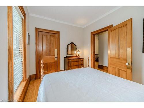 47 Oak Street, Cambridge, ON - Indoor Photo Showing Bedroom