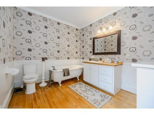 47 Oak Street, Cambridge, ON - Indoor Photo Showing Bathroom