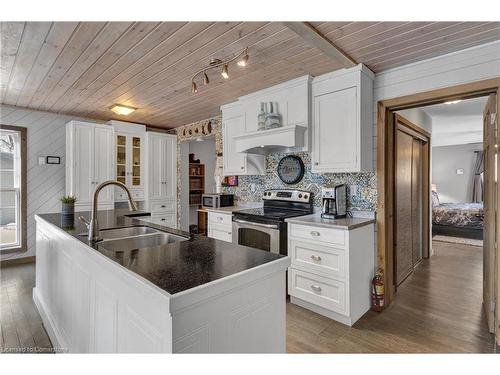 2815 Kawagama Lake Road, Dorset, ON - Indoor Photo Showing Kitchen With Double Sink With Upgraded Kitchen