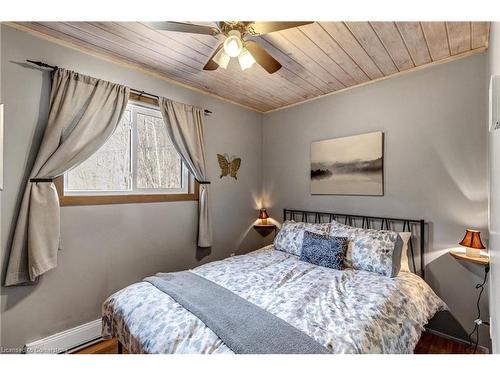 2815 Kawagama Lake Road, Dorset, ON - Indoor Photo Showing Bedroom