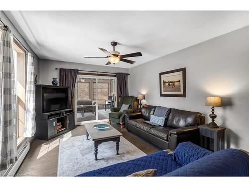 2815 Kawagama Lake Road, Dorset, ON - Indoor Photo Showing Living Room