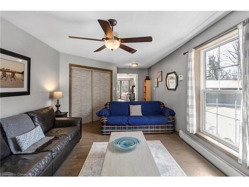 2815 Kawagama Lake Road, Dorset, ON - Indoor Photo Showing Living Room