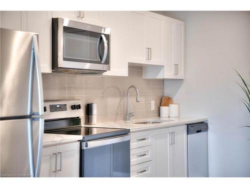 211-5 Wake Robin Drive, Kitchener, ON - Indoor Photo Showing Kitchen With Stainless Steel Kitchen With Upgraded Kitchen