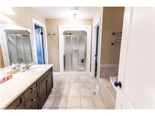 406 Rideau River Street, Waterloo, ON - Indoor Photo Showing Bathroom