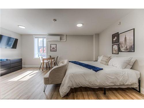 28-30 Ontario Street S, Kitchener, ON - Indoor Photo Showing Bedroom