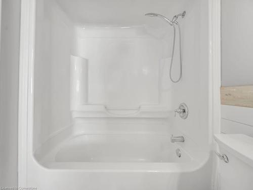 72 Wood Grove Crescent, Cambridge, ON - Indoor Photo Showing Bathroom