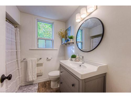 52 Berkley Road, Cambridge, ON - Indoor Photo Showing Bathroom