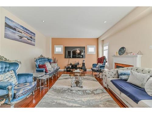 170 The Queens Way, Barrie, ON - Indoor Photo Showing Living Room