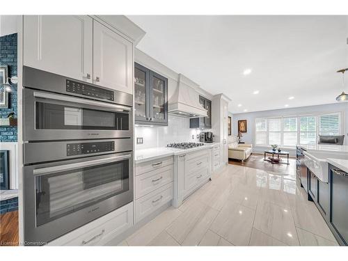 7 Woodland Drive, Cambridge, ON - Indoor Photo Showing Kitchen With Upgraded Kitchen