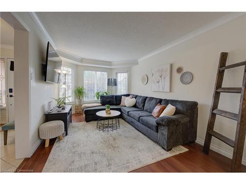 594 Burnett Avenue, Cambridge, ON - Indoor Photo Showing Living Room