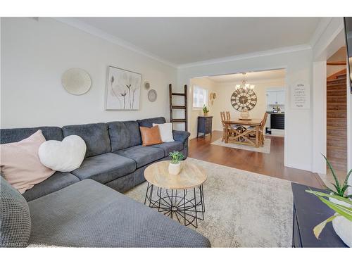 594 Burnett Avenue, Cambridge, ON - Indoor Photo Showing Living Room