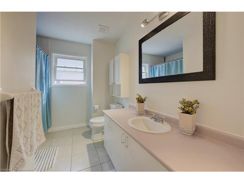 594 Burnett Avenue, Cambridge, ON - Indoor Photo Showing Bathroom