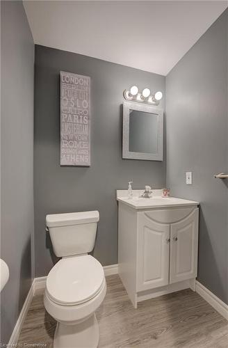 594 Burnett Avenue, Cambridge, ON - Indoor Photo Showing Bathroom