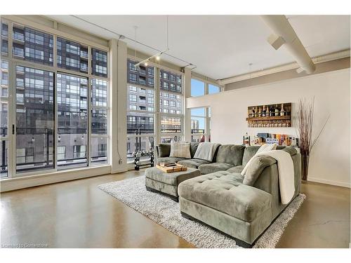 506-410 King Street W, Kitchener, ON - Indoor Photo Showing Living Room