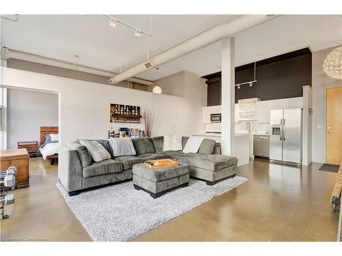 506-410 King Street W, Kitchener, ON - Indoor Photo Showing Living Room