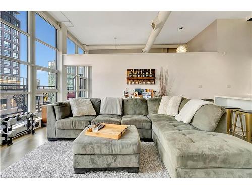 506-410 King Street W, Kitchener, ON - Indoor Photo Showing Living Room