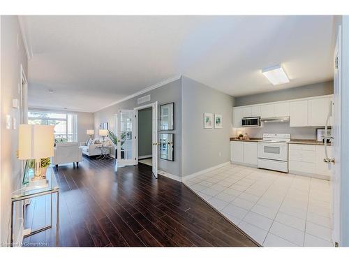 507-255 Keats Way, Waterloo, ON - Indoor Photo Showing Kitchen