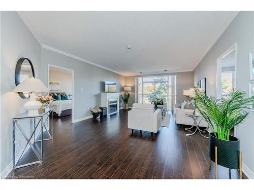 507-255 Keats Way, Waterloo, ON - Indoor Photo Showing Living Room