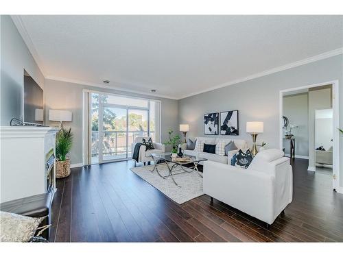 507-255 Keats Way, Waterloo, ON - Indoor Photo Showing Living Room