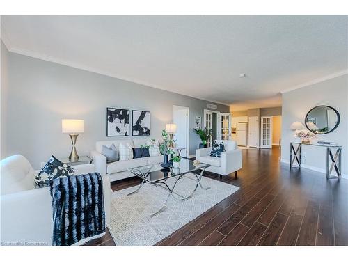 507-255 Keats Way, Waterloo, ON - Indoor Photo Showing Living Room