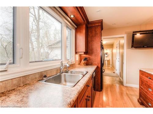 275 Ferndale Place, Waterloo, ON - Indoor Photo Showing Kitchen With Double Sink