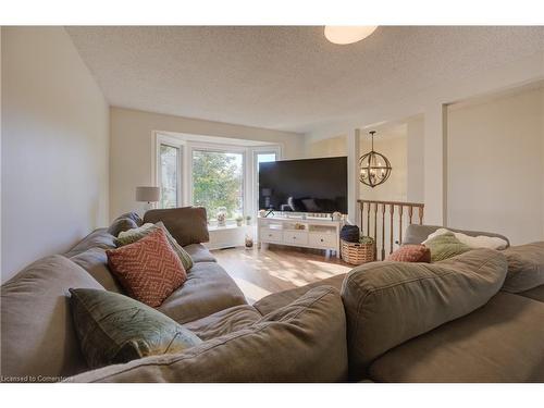 136 Princess Street, Rockwood, ON - Indoor Photo Showing Living Room