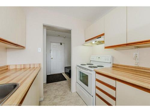 801-65 Highland Crescent, Kitchener, ON - Indoor Photo Showing Kitchen