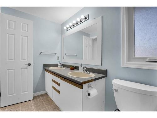 B-647 Pinerow Crescent, Waterloo, ON - Indoor Photo Showing Bathroom