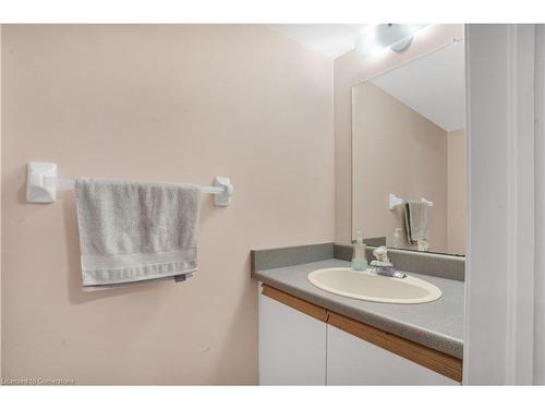 B-647 Pinerow Crescent, Waterloo, ON - Indoor Photo Showing Bathroom