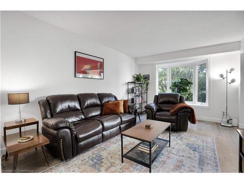 B-647 Pinerow Crescent, Waterloo, ON - Indoor Photo Showing Living Room