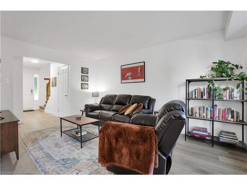 B-647 Pinerow Crescent, Waterloo, ON - Indoor Photo Showing Living Room