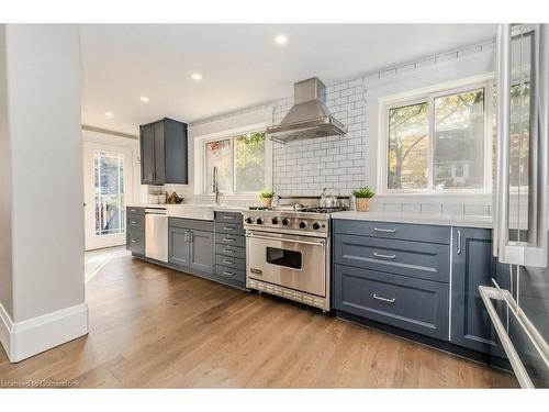 18 Aberdeen Road S, Cambridge, ON - Indoor Photo Showing Kitchen With Upgraded Kitchen