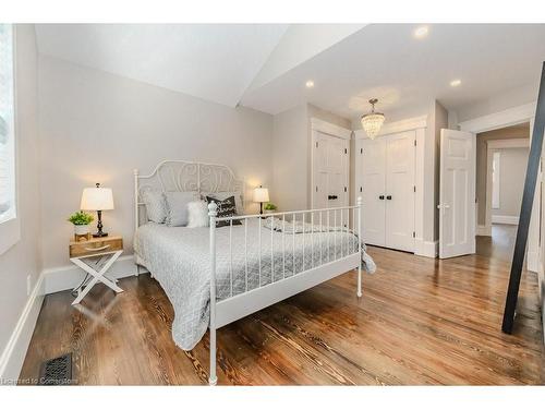 18 Aberdeen Road S, Cambridge, ON - Indoor Photo Showing Bedroom