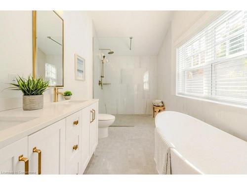 18 Aberdeen Road S, Cambridge, ON - Indoor Photo Showing Bathroom