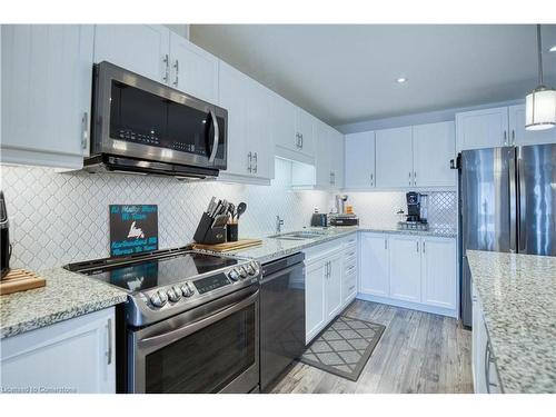 41-111 South Creek Drive, Kitchener, ON - Indoor Photo Showing Kitchen With Stainless Steel Kitchen With Upgraded Kitchen