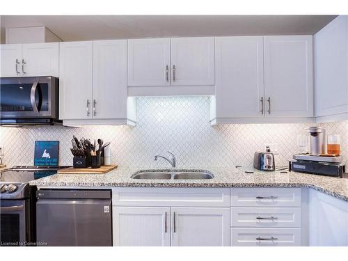 41-111 South Creek Drive, Kitchener, ON - Indoor Photo Showing Kitchen With Double Sink With Upgraded Kitchen