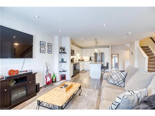 41-111 South Creek Drive, Kitchener, ON - Indoor Photo Showing Living Room