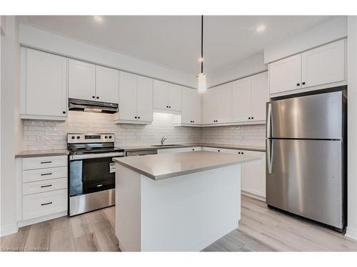 B025-142 Foamflower Place, Waterloo, ON - Indoor Photo Showing Kitchen With Upgraded Kitchen