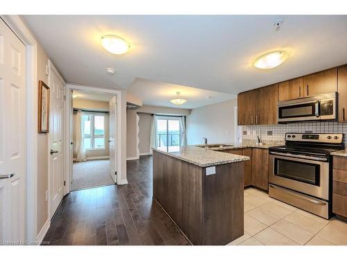 413-50 Bryan Court, Kitchener, ON - Indoor Photo Showing Kitchen