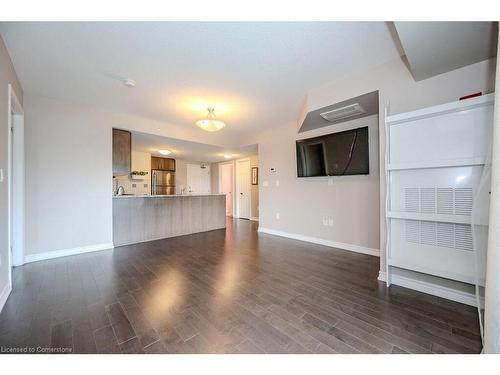 413-50 Bryan Court, Kitchener, ON - Indoor Photo Showing Living Room