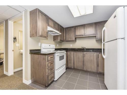 413-50 Bryan Court, Kitchener, ON - Indoor Photo Showing Kitchen