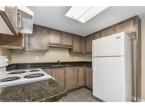 413-50 Bryan Court, Kitchener, ON - Indoor Photo Showing Kitchen