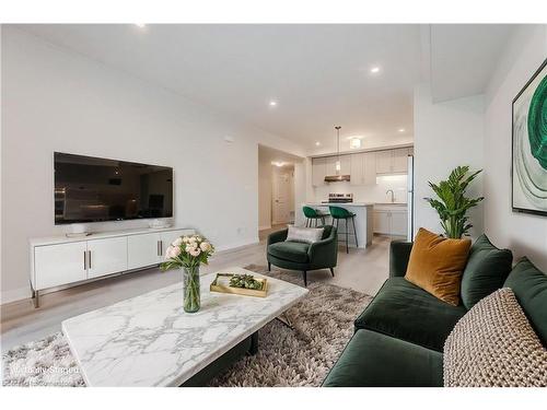 D057-142 Foamflower Place, Waterloo, ON - Indoor Photo Showing Living Room