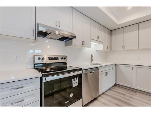 D057-142 Foamflower Place, Waterloo, ON - Indoor Photo Showing Kitchen With Upgraded Kitchen