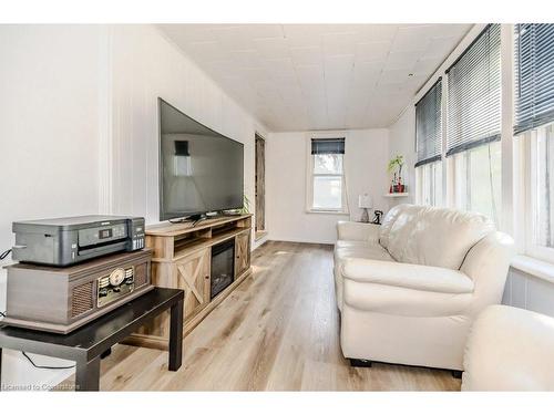 12 Lowell Street N, Cambridge, ON - Indoor Photo Showing Living Room