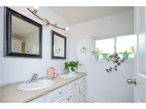 9 Bloomingdale Road N, Kitchener, ON - Indoor Photo Showing Bathroom