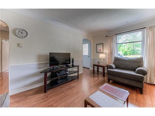 54 Roslin Avenue S, Waterloo, ON - Indoor Photo Showing Living Room