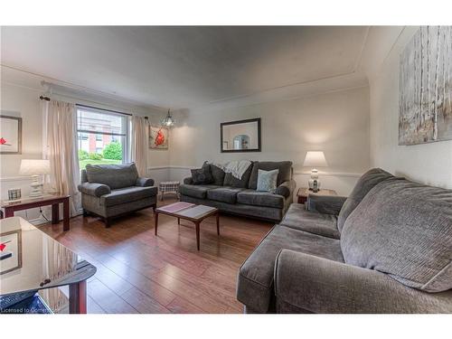 54 Roslin Avenue S, Waterloo, ON - Indoor Photo Showing Living Room