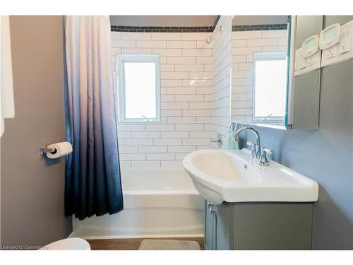 40 Henry Street, Kitchener, ON - Indoor Photo Showing Bathroom