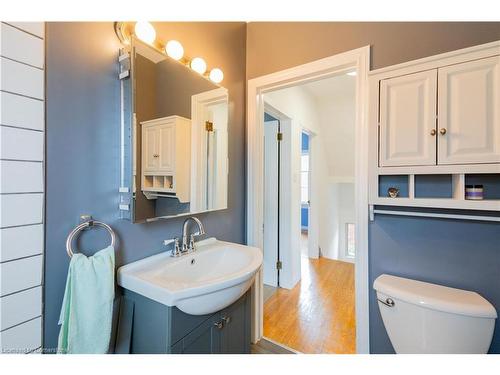 40 Henry Street, Kitchener, ON - Indoor Photo Showing Bathroom